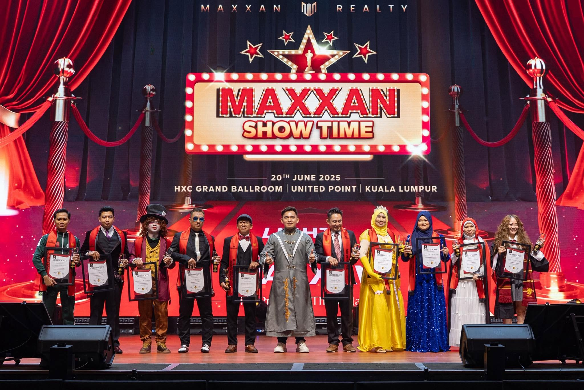 Pasukan KetagihHartanah menerima anugerah di pentas MAXXAN Show Time